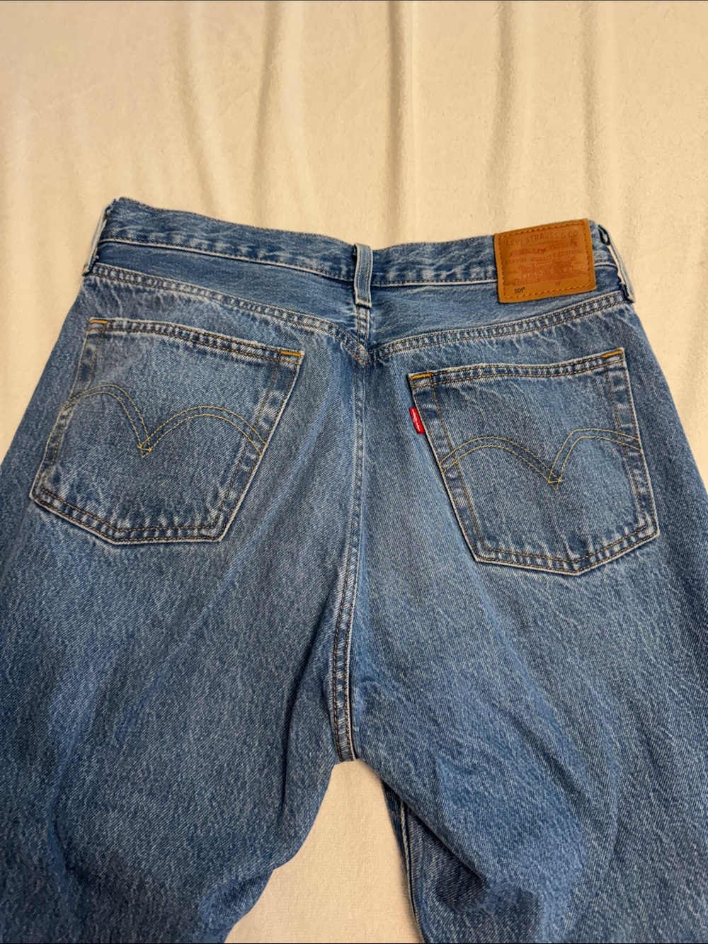 Levi's Men's Classic Blue Denim Jeans with Back Pocket Arcuates